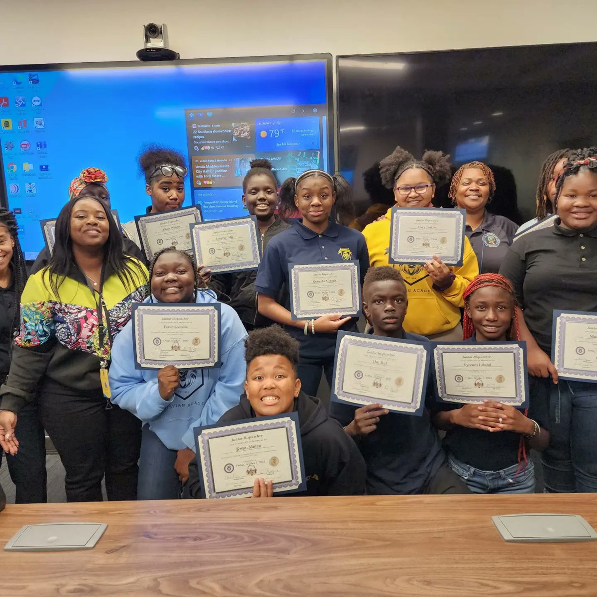 MEM_PoliceDept's tweet photo. As part of the Faith and Blue weekend, MPD Emergency Communications Bureau hosted their First Junior Dispatchers Academy with 25 6th - 8th graders from Binghamton Christian Academy.
#FaithAndBlue #FaithAndBlueWeekend #CommunityPolicing #FaithInBlueMemphis https://t.co/EAhZAaM0NK