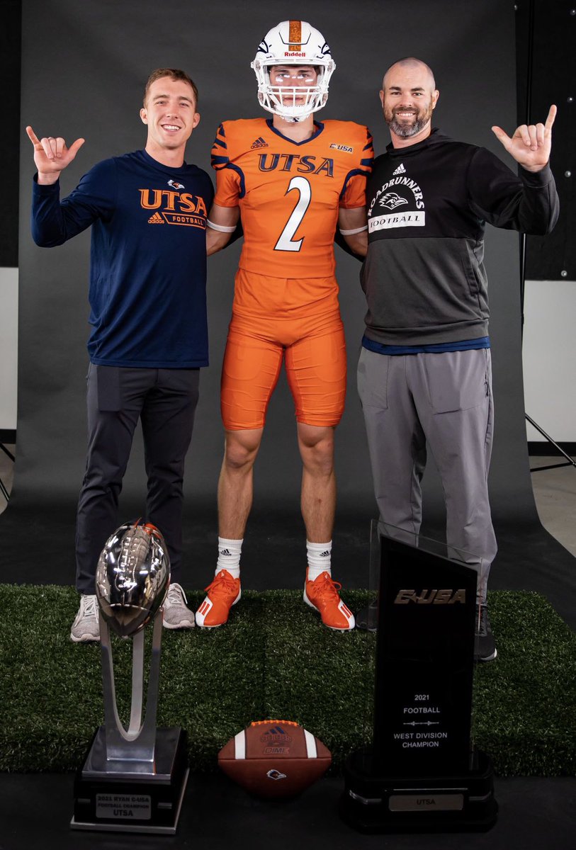 OvermyerPatrick's tweet photo. Thank you @UTSAFTBL for the amazing visit! #BirdsUp  
@CoachBurkeJ @HunterRittimann @CoachTraylor https://t.co/YwIr50GNHS