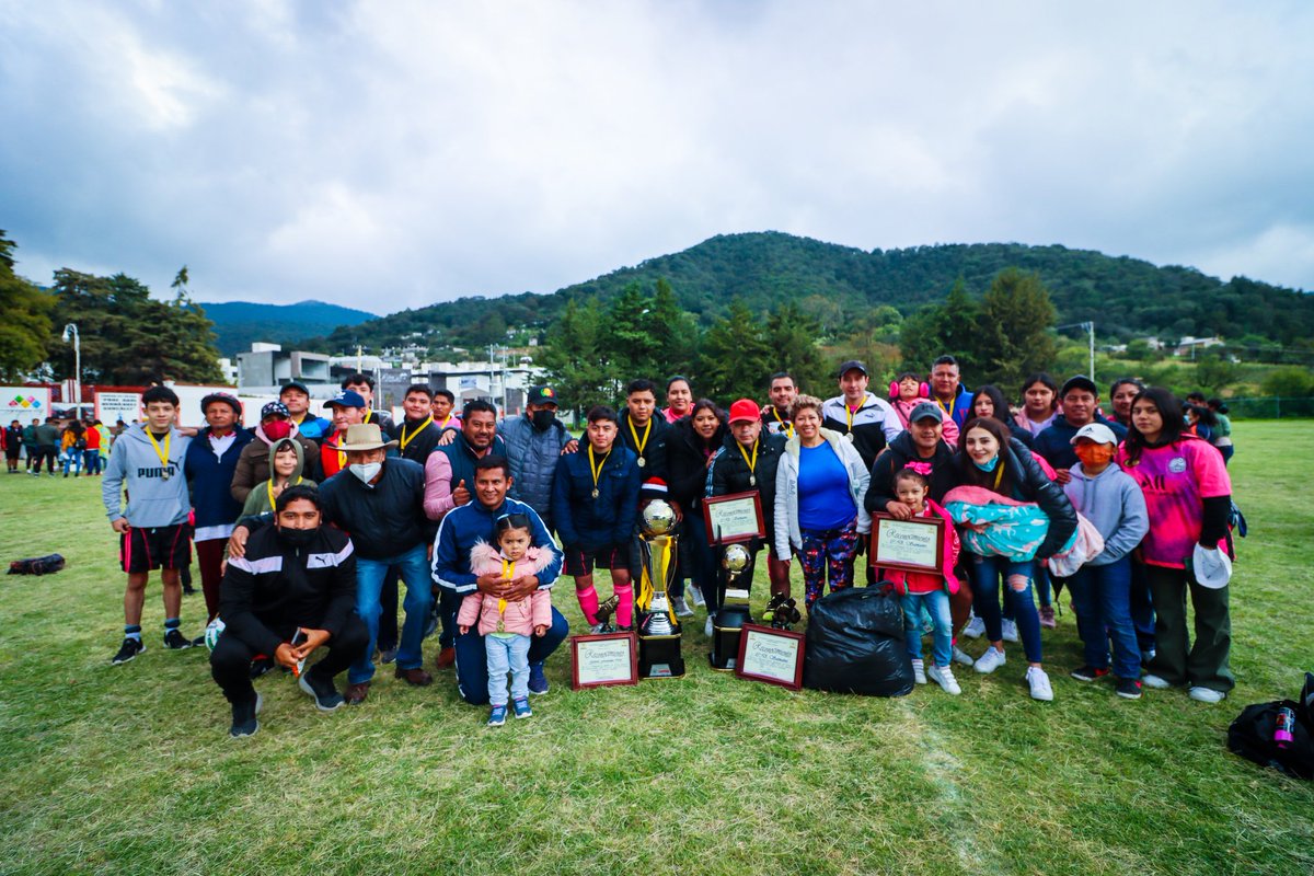DanielSamanoJ's tweet photo. Me da gusto compartirles que hoy en compañía de mi Sr.Padre @Miguelsamanop, el #DeportivoSámano jugó la final de la 3ra. fuerza de la Liga Regional De Fútbol #Acambay quedando campeones invictos en el Torneo Apertura 2022.¡Sigamos impulsando el deporte en nuestras familias! 🥇🏆 https://t.co/z2Alze91sb