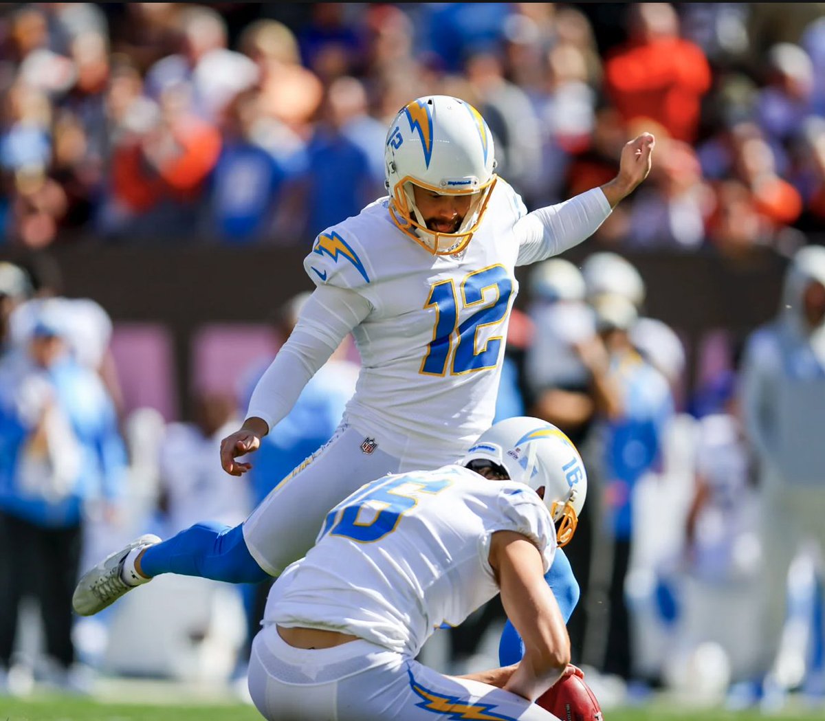 Shoutout to Chargers K Taylor Bertolet.

After being cut by 8 NFL teams, kicking in the AAF, USFL and CFL, Bertolet was signed by the Chargers this Thursday.

He made his NFL debut today, made all 6 of his kicks, including a go-ahead FG in the 4th.

A cool story in perseverance.