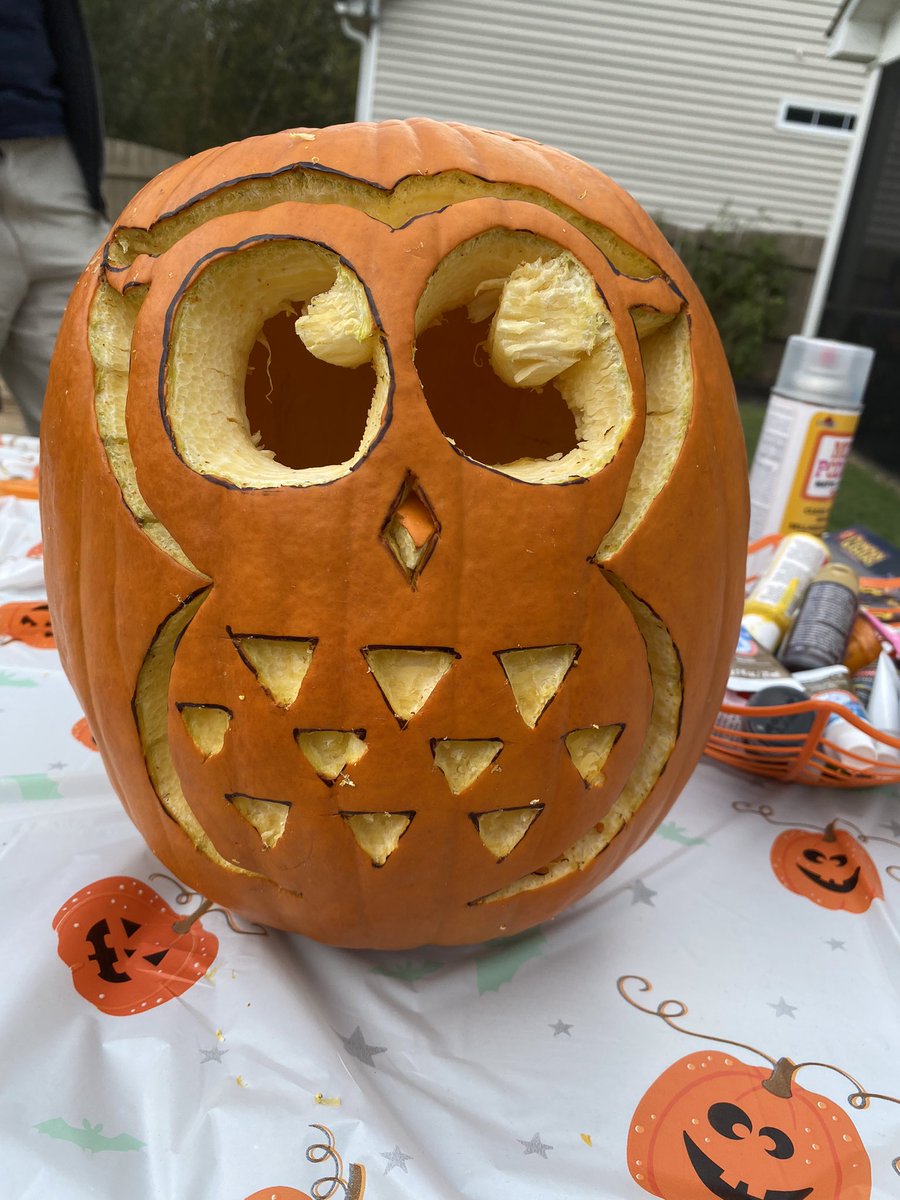 rainafazzAF's tweet photo. I have to hunker down Monday to read & prepare for a required teacher coach training this Wednesday. I will not be able to attend all my regular Monday spaces. 🙁 I will be able to catch @MyCreativeOwls #CreativeShow @11am for about a 1/2 hour at least. Pumpkin carving art today! https://t.co/ljRNAKQ1Vw