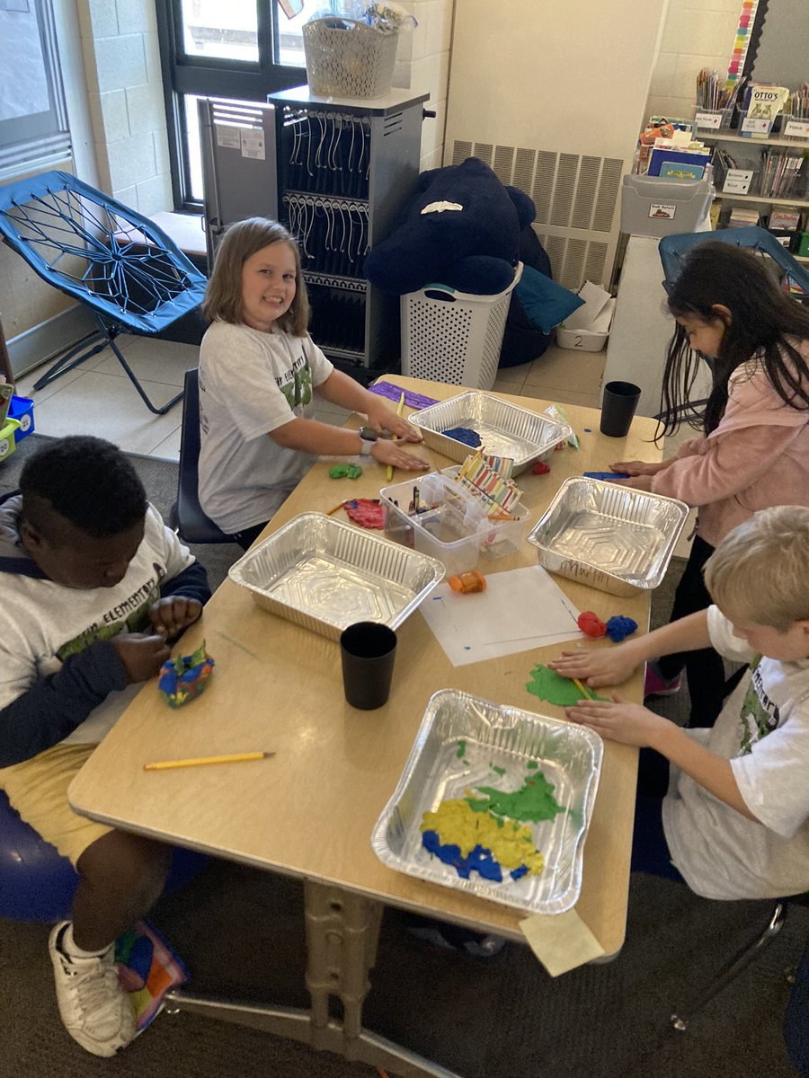 ghapsgriffin's tweet photo. On Friday, 2nd graders from @lavalleecy class demonstrated their science knowledge by creating landforms out of clay! @TwigScience 🐊 https://t.co/xVShOA45YP