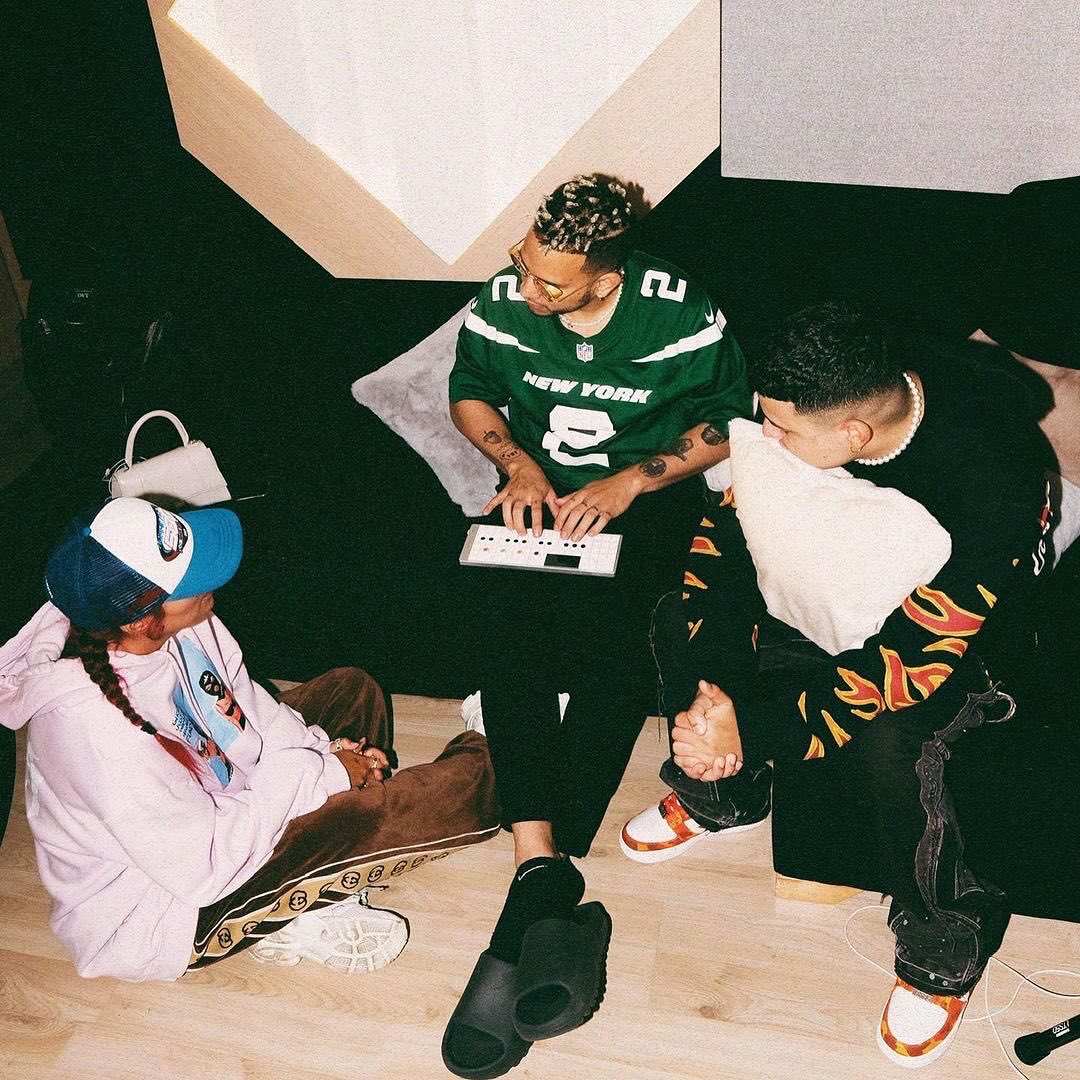 KarolGSite's tweet photo. 📸 Karol G junto a Ovy On The Drums y Keityn en el estudio. https://t.co/locBUt1UGy