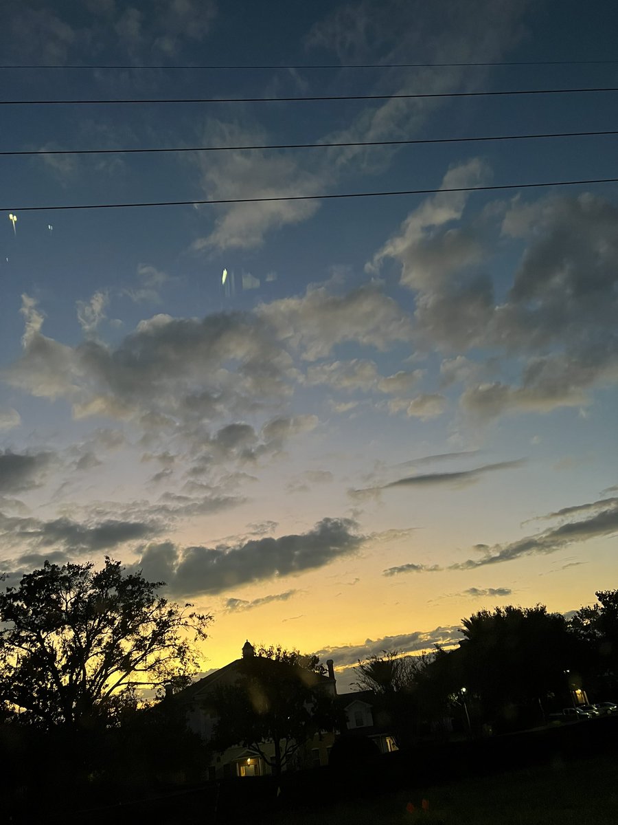 simplyklo's tweet photo. the sunset tonight made me feel better https://t.co/fUngfo4YH9