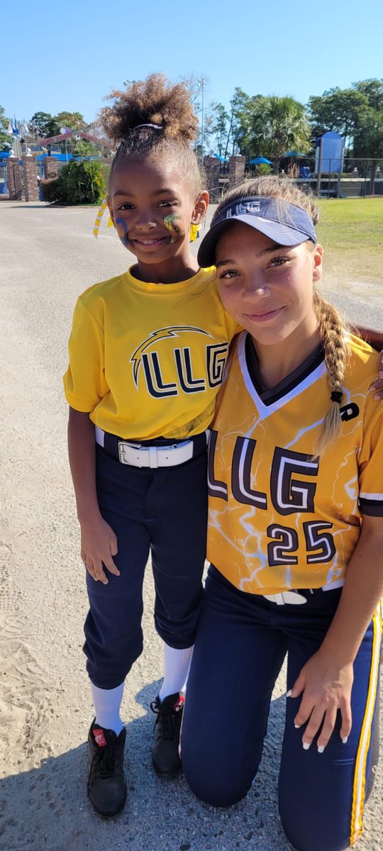 delaneymosley25's tweet photo. I had the best time at summit this weekend. Got the chance to help mentor the younger girls and had the opportunity to meet this sweet girl named Riley who plays for the 8u LLG team. So much more than just a game #LightsOuts @Org_LLG https://t.co/nMb02oA0FG
