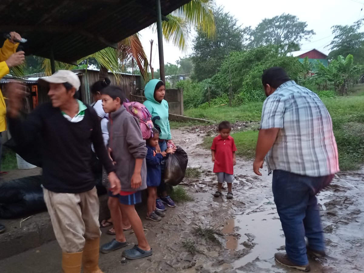 CMendozaHN's tweet photo. A esta hora siguen los desalojos en Cruz de Valencia, Lima, Cortès. La gente, desesperada, se sube a camiones como estos. Se van casi solo con lo que llevan puesto. Dejan todo atrás porque temen que el río Chamelecón siga creciendo y ponga en riesgo sus vidas.
#alertaLima https://t.co/mQRpFWdHAd