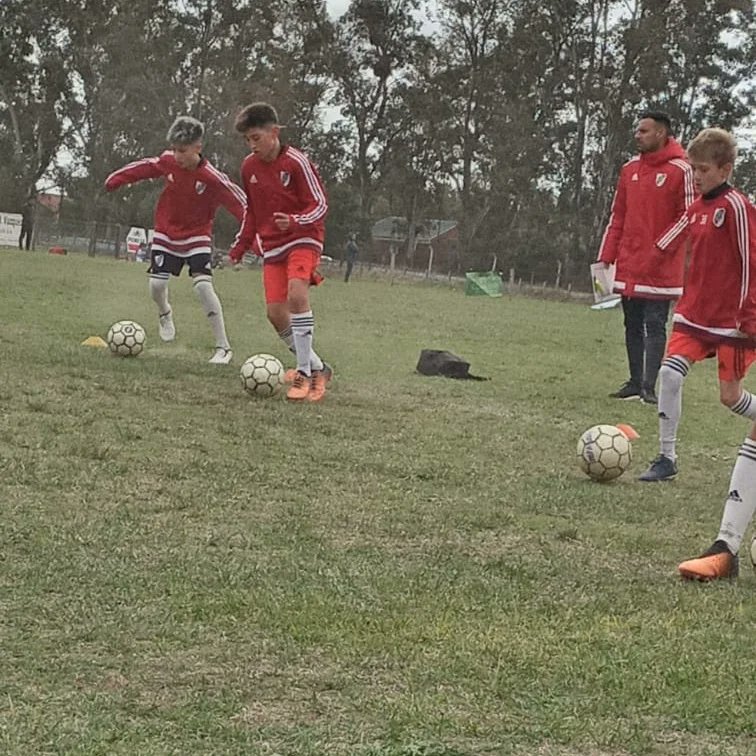 CEForense's tweet photo. #DeportistasORENSANOS ⚽⚽ Ciro Lachat alumno nuestro de Handball de la Escueladiecisiete Orense. y jugador de @escuelitafutbolalumni @alumniorenseoficial ⚽❤❤, esta viviendo una experiencia increíble de vida, a su corta edad, fue seleccionado por el  @riverplate https://t.co/SONrUYk9js