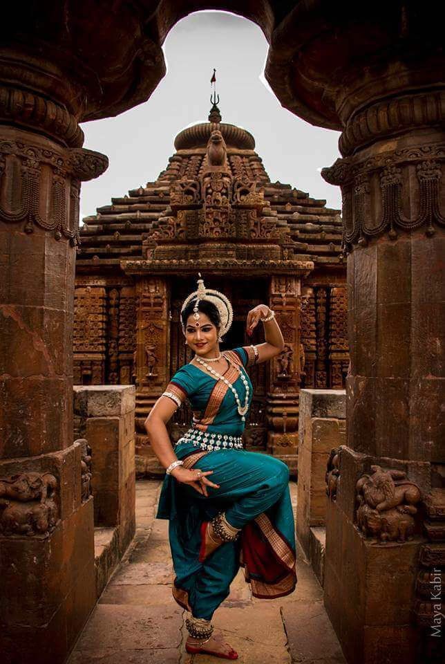 poojakaushik08's tweet photo. भारत नहीं बसता बस ताजमहल और मीनारों में, 
भारत तो बसता है मंदिर और उनके गलियारों में। https://t.co/GViWeI6d5B