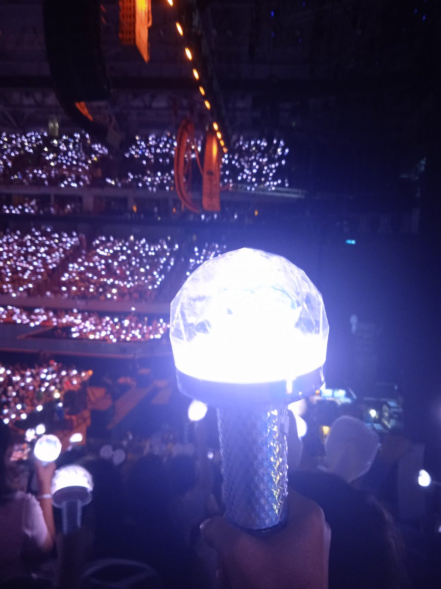 _taeoclock's tweet photo. SOBRANG SAYA AT WORTH IT NG CON KAGABI. THANK U @pledis_17  😭💎❤️
#BeTSinMANILA https://t.co/FOfp45JEWP