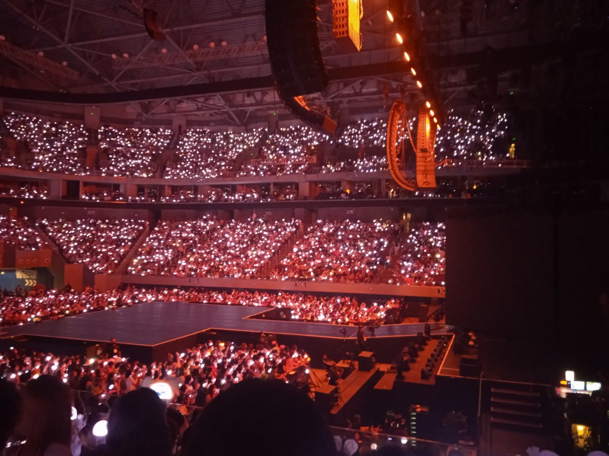 _taeoclock's tweet photo. SOBRANG SAYA AT WORTH IT NG CON KAGABI. THANK U @pledis_17  😭💎❤️
#BeTSinMANILA https://t.co/FOfp45JEWP