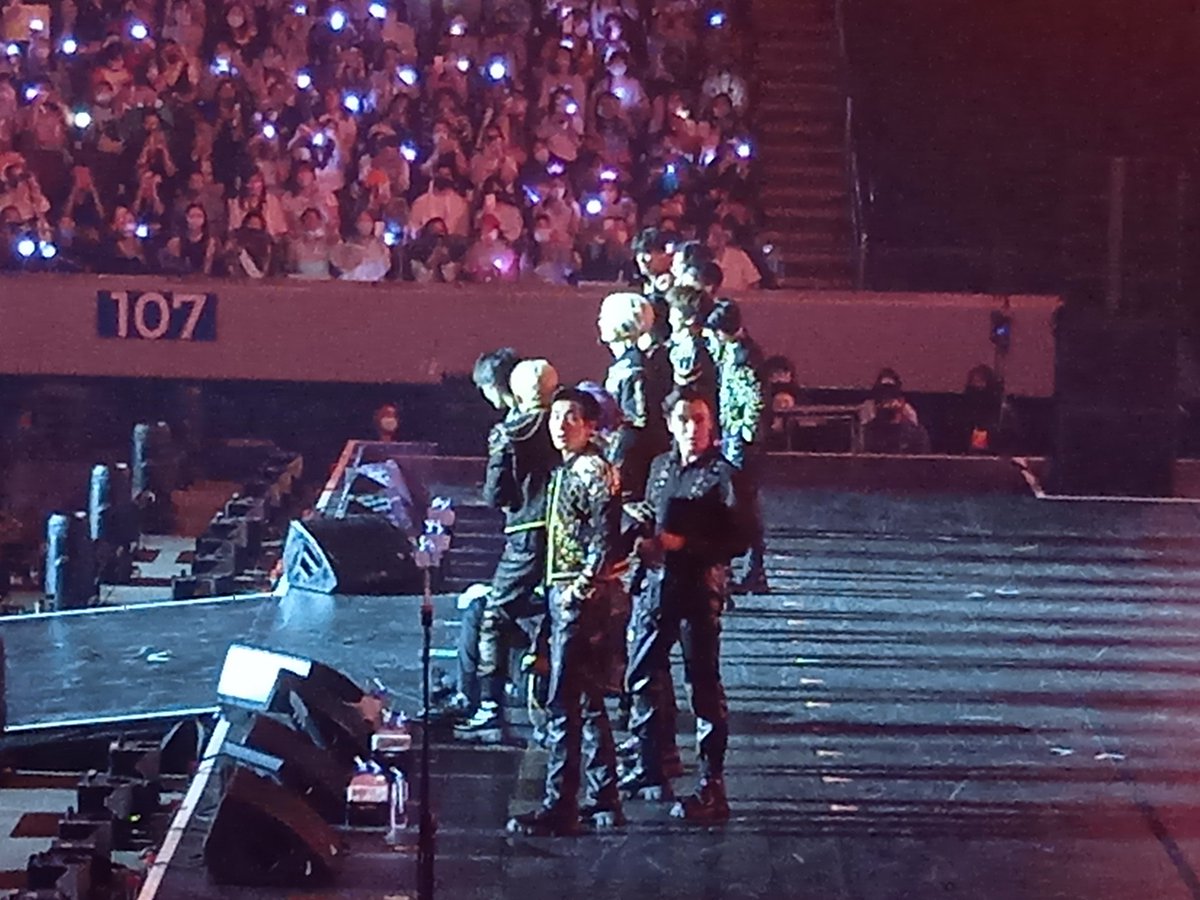 _taeoclock's tweet photo. SOBRANG SAYA AT WORTH IT NG CON KAGABI. THANK U @pledis_17  😭💎❤️
#BeTSinMANILA https://t.co/FOfp45JEWP
