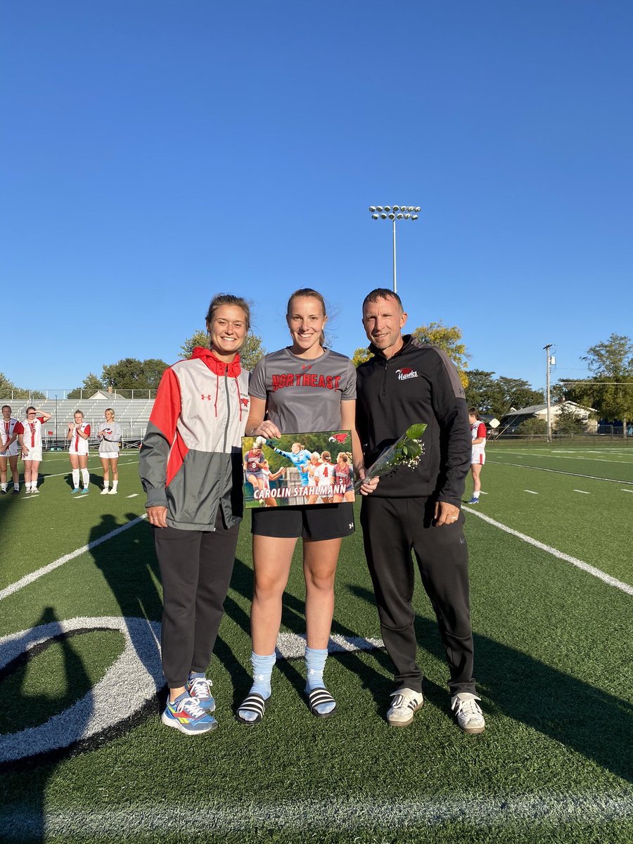 NortheastCCWS's tweet photo. 𝚂𝚘𝚙𝚑𝚘𝚖𝚘𝚛𝚎 𝙲𝚎𝚕𝚎𝚋𝚛𝚊𝚝𝚒𝚘𝚗!

#GoHawks 🔴⚪️⚽️ https://t.co/B7DNI38bkt