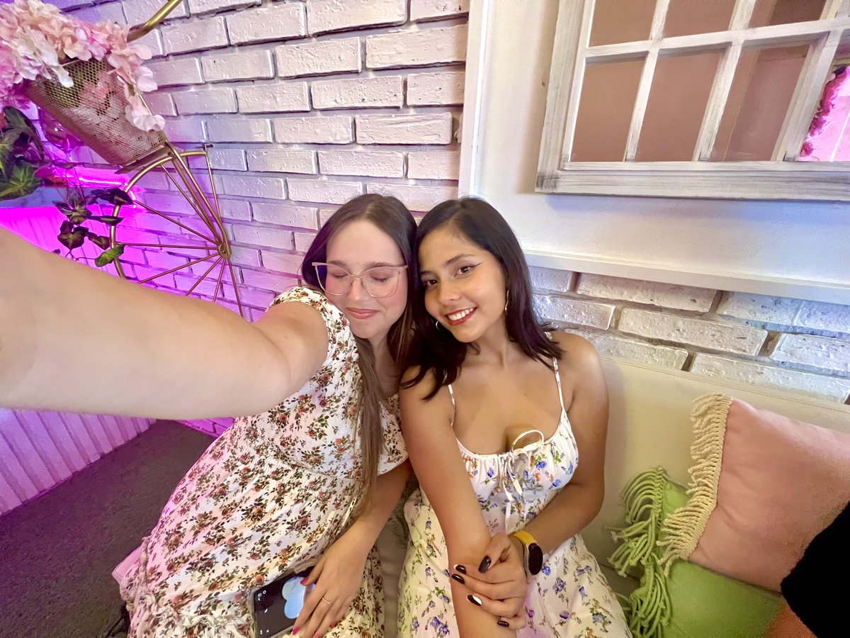 valejmnz12's tweet photo. salud con la izquierda, para que se repita🥂 https://t.co/qbdceVHGqb