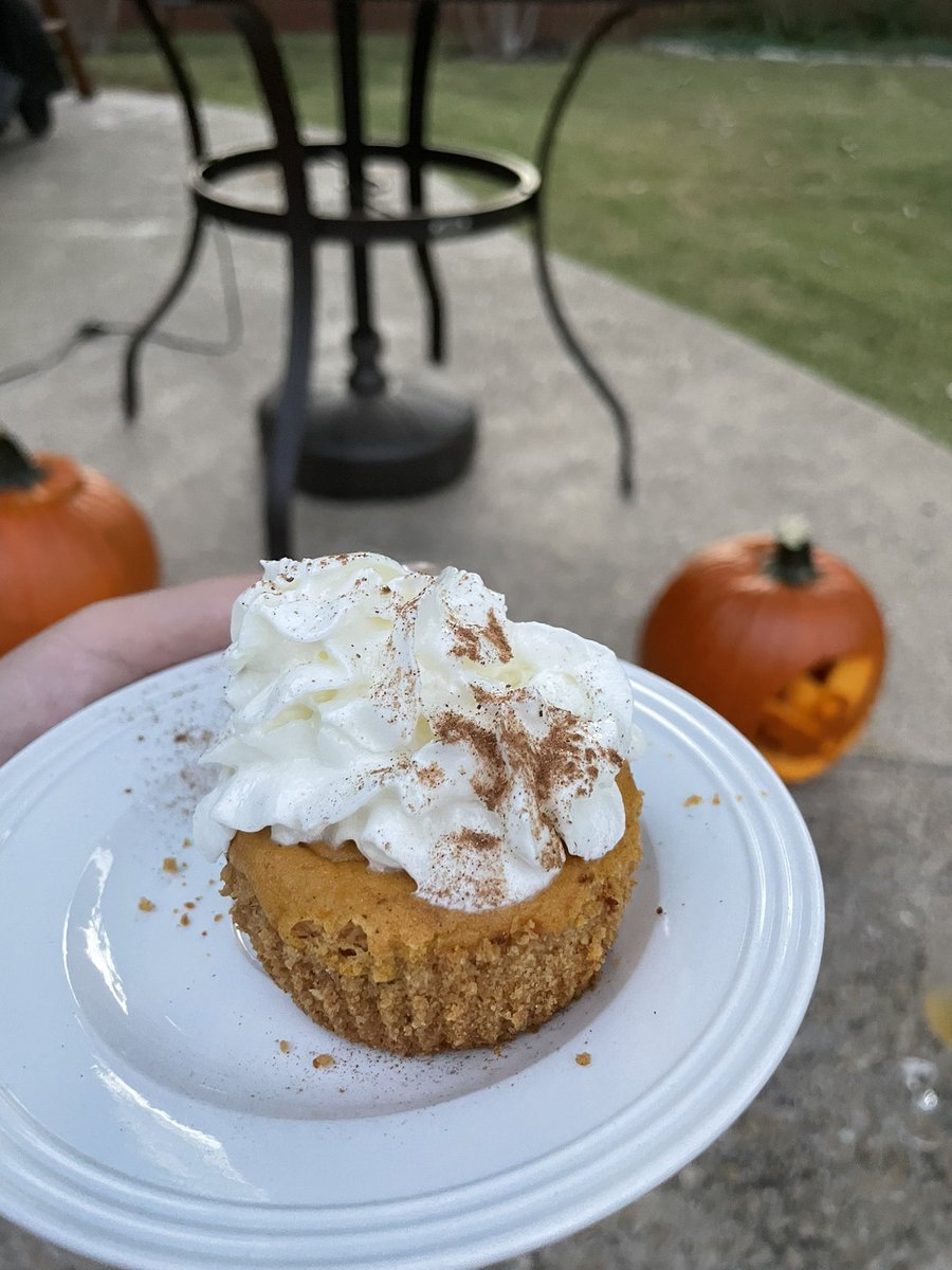 kellyhunnybunny's tweet image. I made these adorbs mini pumpkin cheesecakes #FallAF