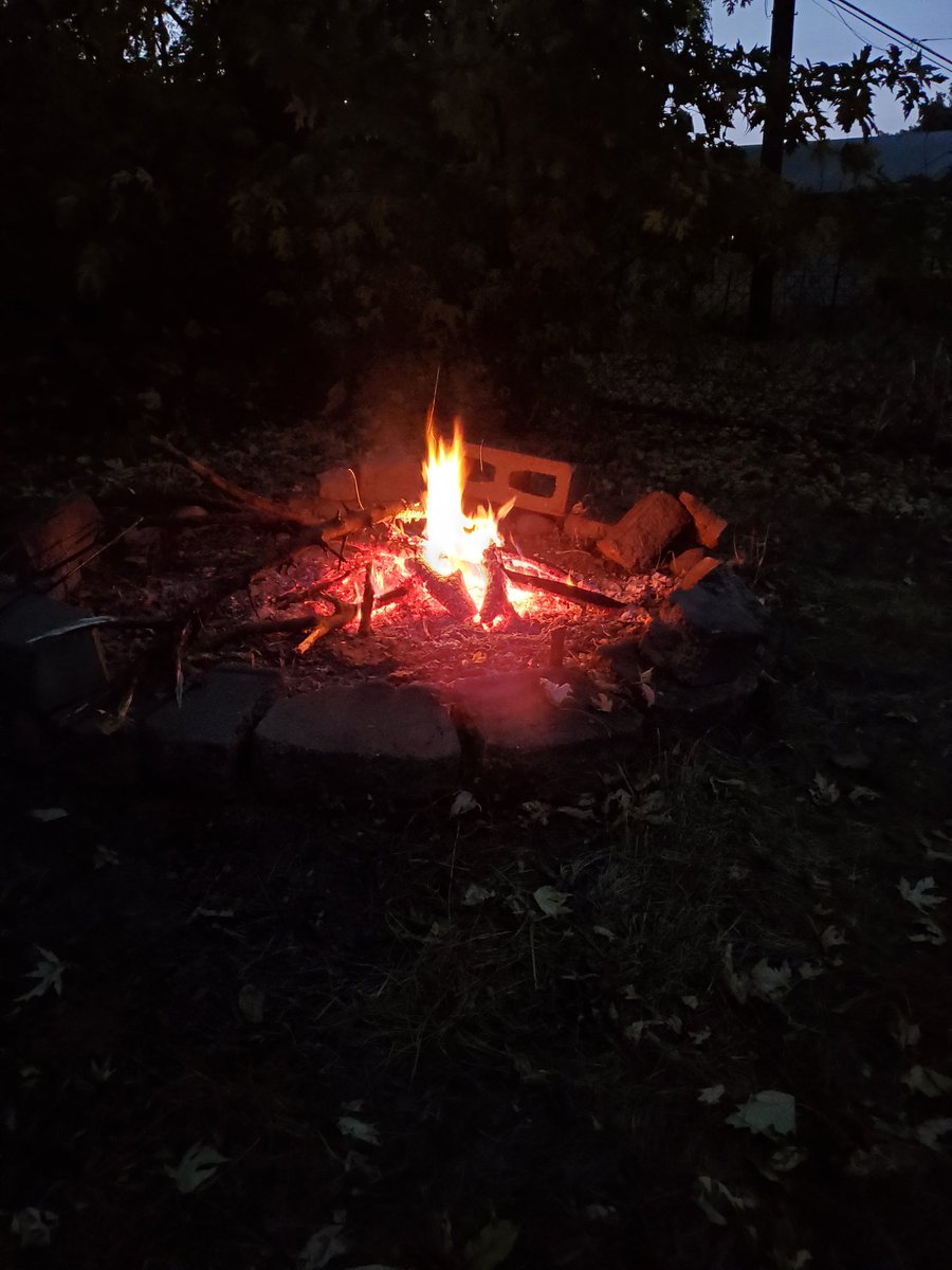 writer_dsilver's tweet photo. the end to my weekend. how was yours? best thing that happened? highlights? have a great week!
#bonfire #writingcommunity #gamingcommunity #writerslife #chillvibes #sundaynight #endoftheweekend #relaxing #fall #halloweenseason https://t.co/lUA8BdNrSZ