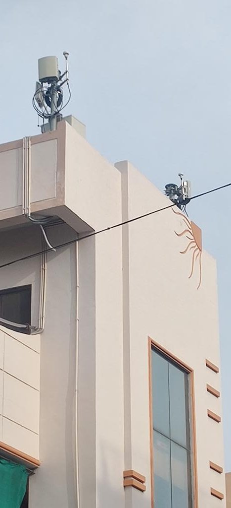 हमारे घर के पिछे मकान में तीन टावर लगे हुए हैं मोबाइल के जिस्से की बहुत अधिक मानसिक तनव हो रहा है साथ ही छोटे छोटे बच्चे और पशु पक्षी प्रभावित हो रहे हैं। इन टावरों का स्थान परिवर्तन करने से समुदाय को कफी लाभ होगा और पर्यावरण की सुरक्षा होगी पशु पक्षी एवं छोटे बच्चे आसानी से बिना