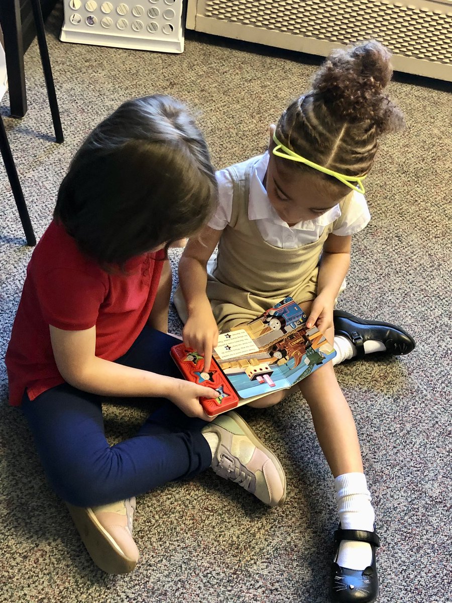 QuarterfieldES's tweet photo. PreK students practiced book care and sharing books with friends in Media last week! 📚 #aacpsawesome #creatingaloveforbooks @AACountySchools @ms_zacks @AACPSReads https://t.co/FPzBesqnhc