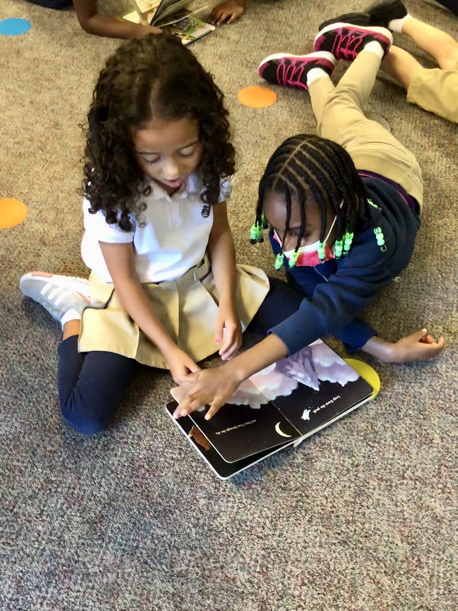 QuarterfieldES's tweet photo. PreK students practiced book care and sharing books with friends in Media last week! 📚 #aacpsawesome #creatingaloveforbooks @AACountySchools @ms_zacks @AACPSReads https://t.co/FPzBesqnhc