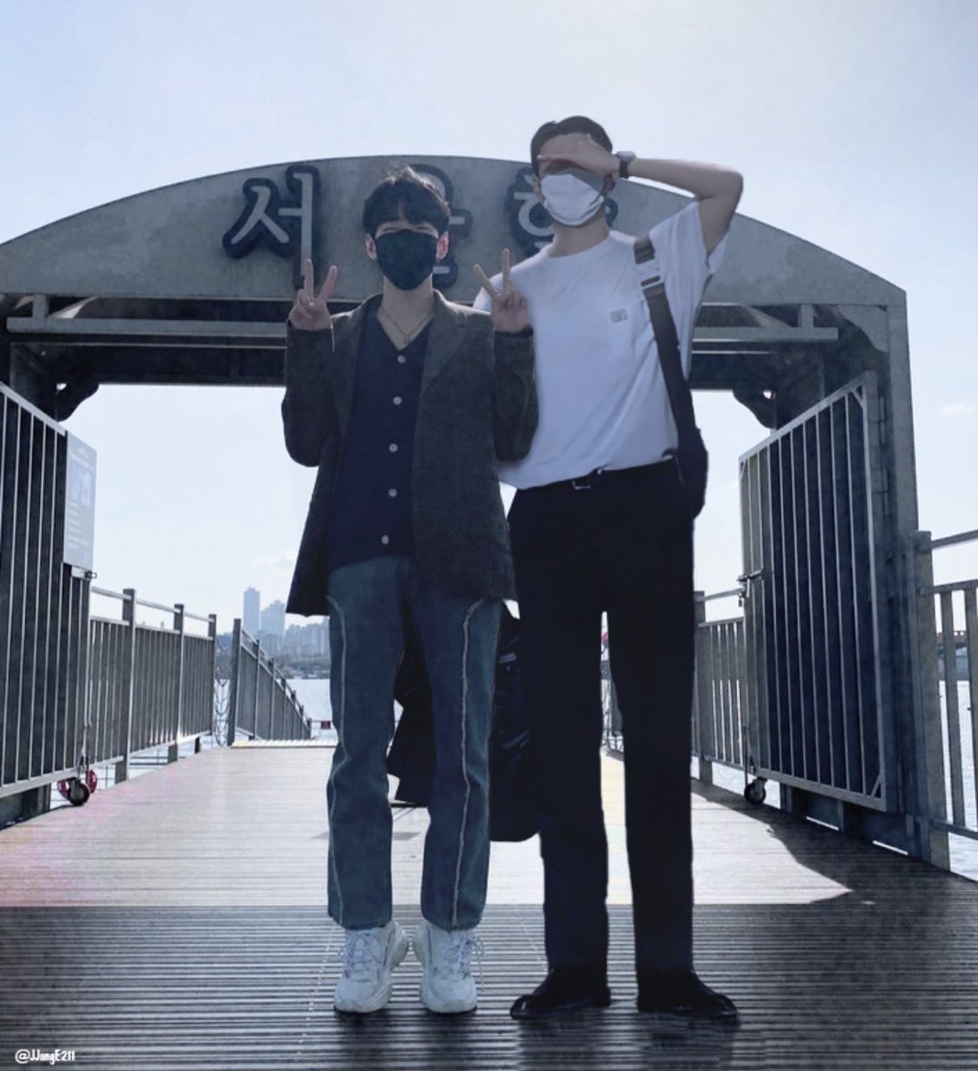 JJangE211's tweet photo. 여러분(0명) 저 드디어 연상 갤 해킹 했

을리가 없구요 걍 합성입니다..ෆ
형 의상이 데이트룩 같아서 냅다 갖다 붙혔는데 이렇게 어려울 줄은..( •᷄⌓•᷅ ) 사실 너무 맘에 안 들어서 혼자 먹으려다 그냥 가져와봤어요.. 똥손이지만 지인들 개이 생활에 작은 즐거움이 되었길 바라요♥ https://t.co/dapN3diI7T