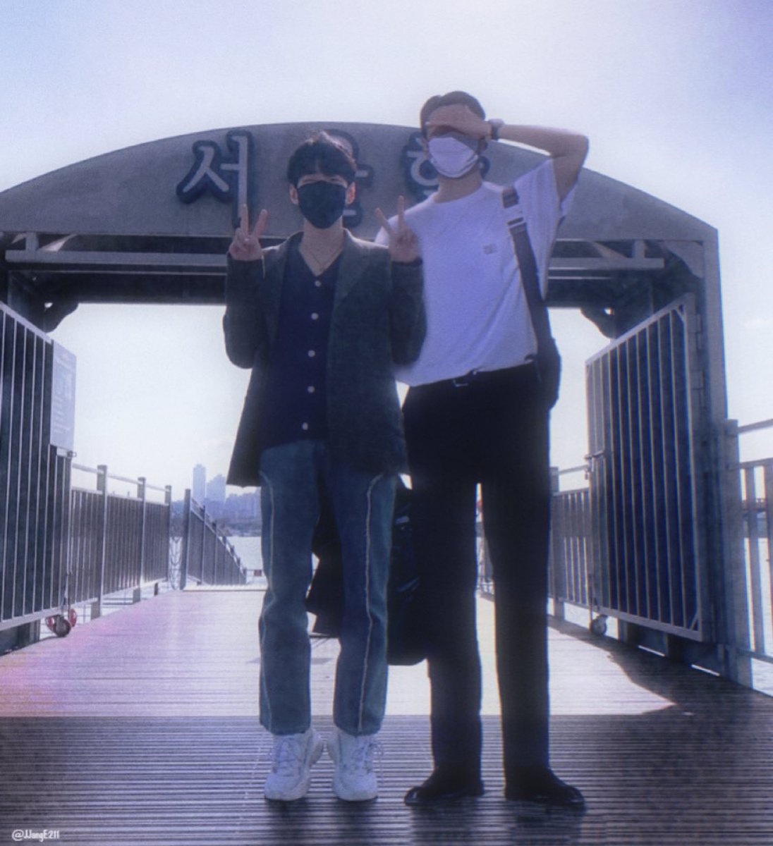 JJangE211's tweet photo. 여러분(0명) 저 드디어 연상 갤 해킹 했

을리가 없구요 걍 합성입니다..ෆ
형 의상이 데이트룩 같아서 냅다 갖다 붙혔는데 이렇게 어려울 줄은..( •᷄⌓•᷅ ) 사실 너무 맘에 안 들어서 혼자 먹으려다 그냥 가져와봤어요.. 똥손이지만 지인들 개이 생활에 작은 즐거움이 되었길 바라요♥ https://t.co/dapN3diI7T