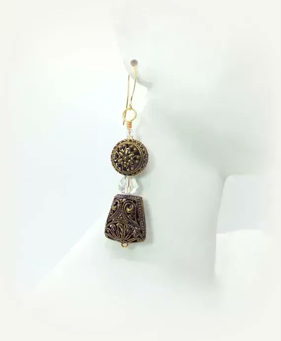 DesignsbyAudrey's tweet image. Beautiful Crystal and Bronze Earrings – Bronze Filigree and Clear Crystal #Earrings by #DesignedbyAudrey.  Lovely women's #handmade jewelry and accessories buff.ly/3SHKFU2 via @Etsy