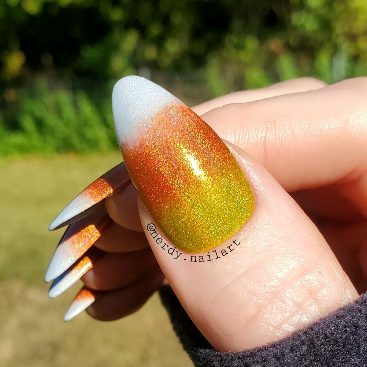 nerdynailart's tweet photo. Day 9 of #31daysofholoweennailart created by @Av_ptb
Candy Corn gradient using @holotaco 🤍🧡💛 https://t.co/X75EmJLmm9