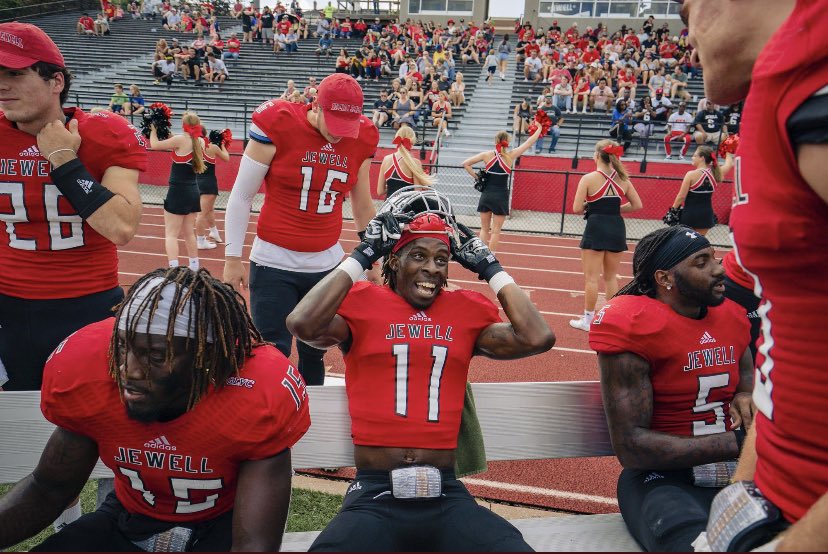 Ian_lewis10's tweet photo. After a great conversation with @coachsweetlou , I’m very grateful and excited to announce that I’ve received my first D2 scholarship offer to William Jewell College!! @JewellFootball @mmcgli1 @Coach_Schroer3 @CoachGriffGHS @TimKnicky @coachbres @prestonrtaylor @GTEagleFootball https://t.co/hnxyZtxbxD