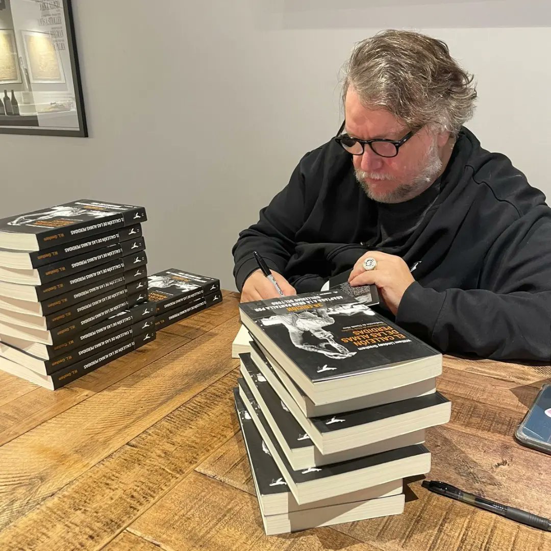 silenus2009's tweet photo. Nuestro agradecimiento a @RealGDT por acceder amablemente a firmar ejemplares y contribuir a la difusión de esta gran novela:  #ElCallejondelasAlmasPerdidas, publicada por @sajalin_ed y distribuida por @silenus2009. Felicidades por tu cumpleaños!
Gracias @estrellablue @RealGDT https://t.co/rLyF9uuv7K