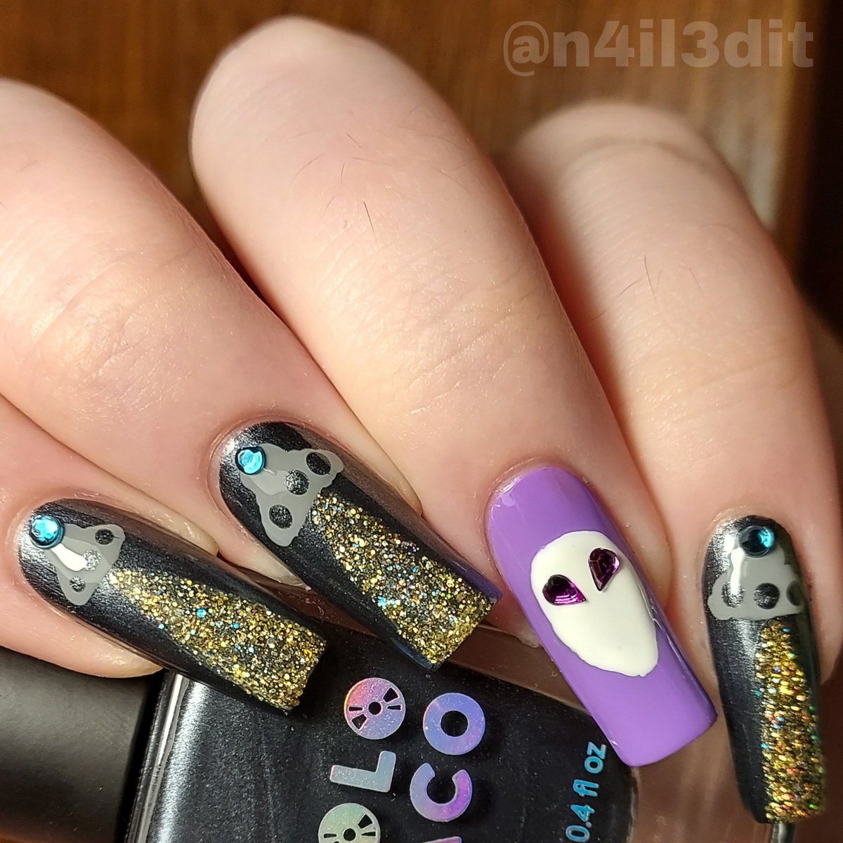 n4il3dit's tweet photo. Holo #amethystkittens here is a mani that is out of this world 😉💜

Products used 
@holotaco 
Party of one purple
Gold play button
Duct tape grey
Greyt
Peely base
Super glossy taco

White acrylic paint 

#holotaco #holotacocombo #aliennails @nailogical https://t.co/Wfk6KOHGTh
