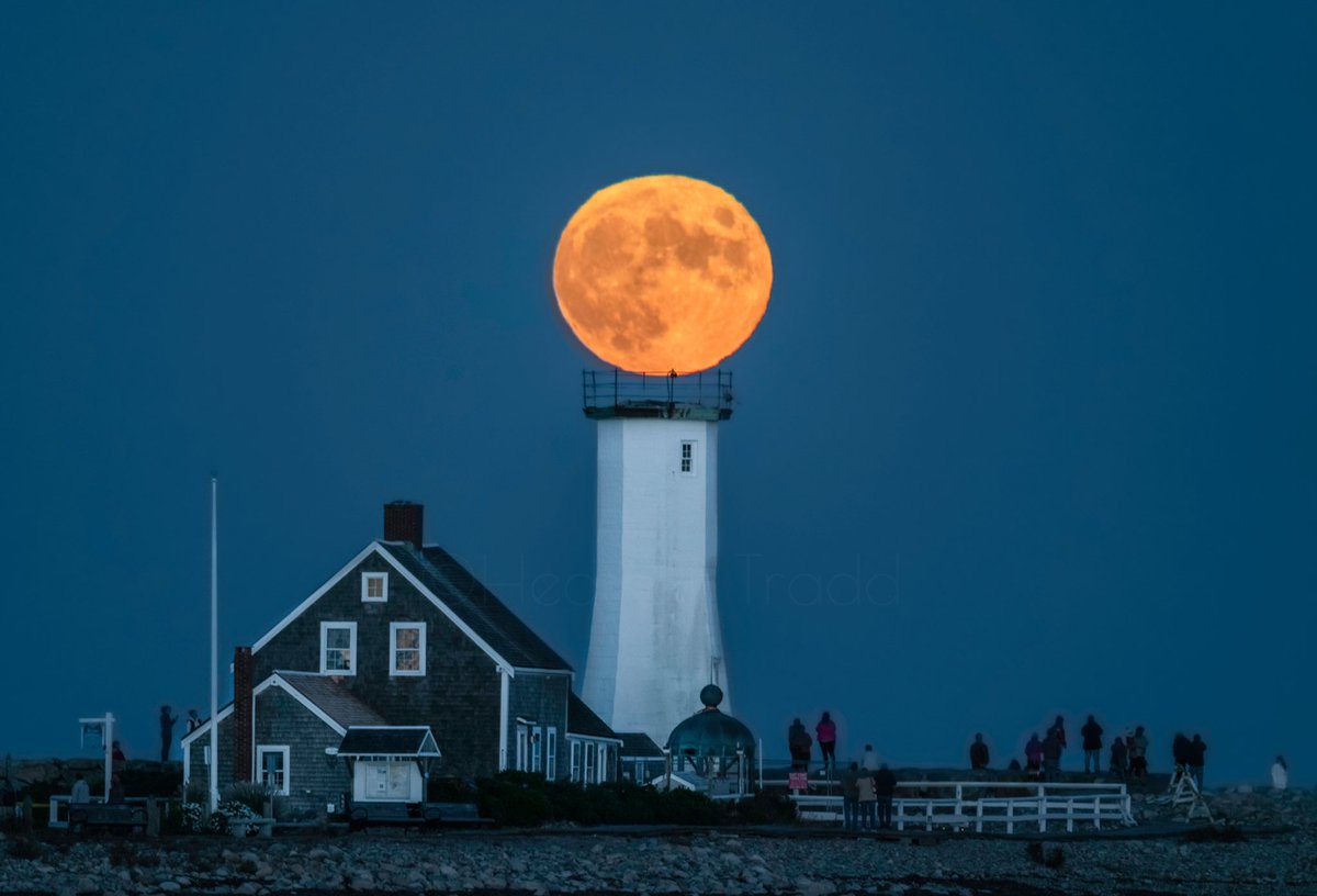 Fun shot of the full Hunter’s moon tonight above the topless Old Scituate Lighthouse #fullmoon #HuntersMoon #oldscituatelighthouse