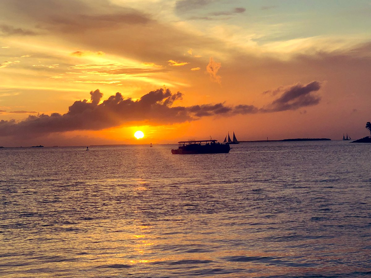 sweethunniebun's tweet photo. You, me, the sunset 😏🥺
#romanticshit #lishistraveldiary https://t.co/hOXPHyqt6v