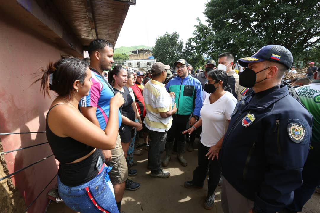 mippci_ven's tweet photo. 📢¡𝐀𝐬í 𝐥𝐨 𝐃𝐢𝐣𝐨!  🇻🇪
Vicepdta. @delcyrodriguezv: Nuestra #FANB está activa en las labores de búsqueda. Hay personas aún tapiadas, esperamos rescatarlos con vida.
#VenezuelaConTejerías https://t.co/XrvJ8Rrxy6