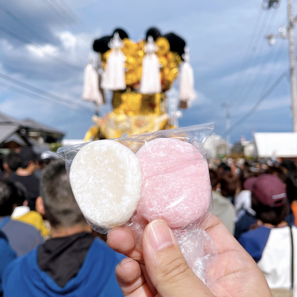 AINDcoLtd's tweet photo. 休日出勤です。
会社の近所の太鼓台の新調式。
いよいよ始まるね
西条祭り。　
紅白もちゲット！縁起がイイね。

#地方祭
#企業公式が毎朝地元の天気を言いあう 
#企業公式秋のフォロー祭 
#企業公式がお疲れさまを言い合う
#秋晴れ https://t.co/YAWDC49f8h
