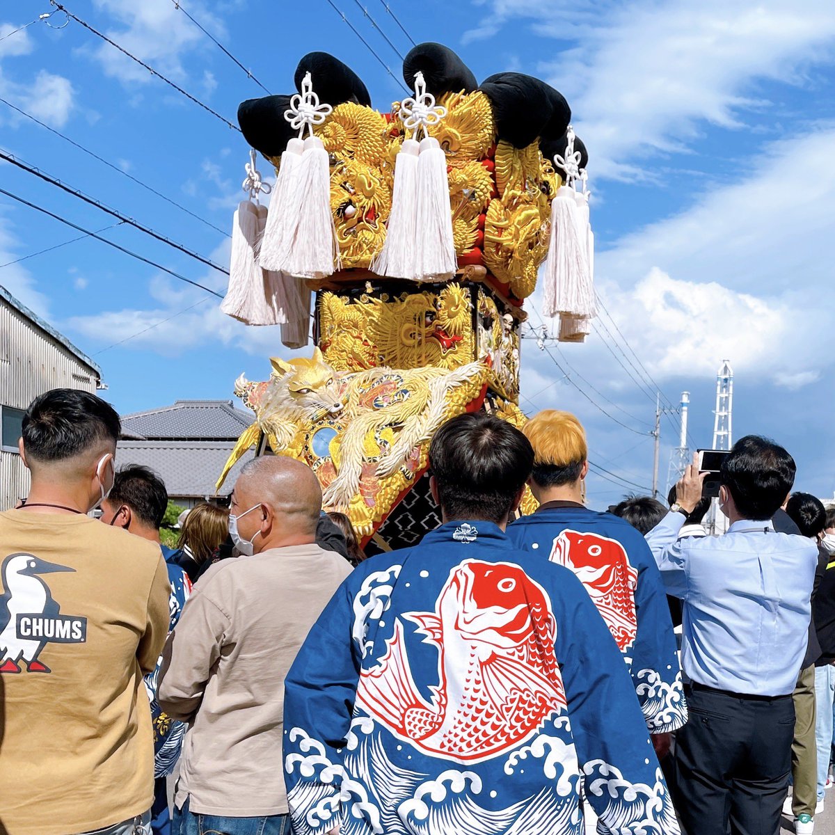 AINDcoLtd's tweet photo. 休日出勤です。
会社の近所の太鼓台の新調式。
いよいよ始まるね
西条祭り。　
紅白もちゲット！縁起がイイね。

#地方祭
#企業公式が毎朝地元の天気を言いあう 
#企業公式秋のフォロー祭 
#企業公式がお疲れさまを言い合う
#秋晴れ https://t.co/YAWDC49f8h