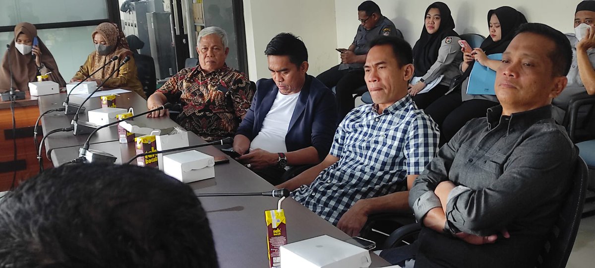 SetwanDPRDMks's tweet photo. Anggota Komisi C DPRD Makassar, Anton Paul Goni. senin, 10/10/2022 menerima rombongan Anggota Badan Kehormatan DPRD Kab. Sidrap yang melakukan Konsultasi &amp; kajian antar daerah terkait pelaksanaan tugas, fungsi dan wewenang Badan Musyawarah, diruang Penerimaan Tamu DPRD Makassar. https://t.co/F8TKmcu4tt