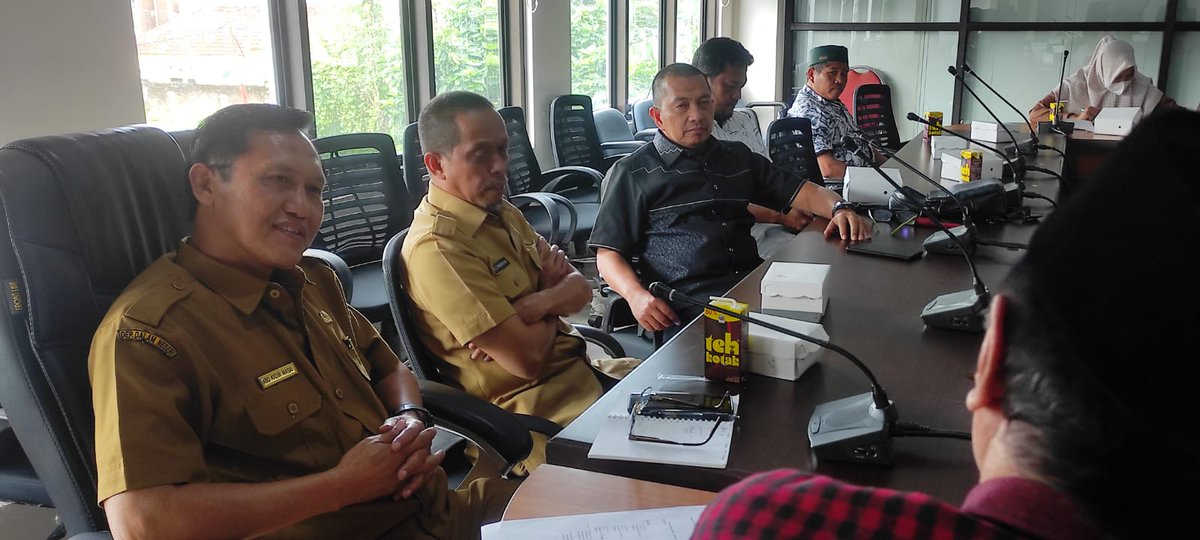 SetwanDPRDMks's tweet photo. Anggota Komisi C DPRD Makassar, Anton Paul Goni. senin, 10/10/2022 menerima rombongan Anggota Badan Kehormatan DPRD Kab. Sidrap yang melakukan Konsultasi &amp; kajian antar daerah terkait pelaksanaan tugas, fungsi dan wewenang Badan Musyawarah, diruang Penerimaan Tamu DPRD Makassar. https://t.co/F8TKmcu4tt