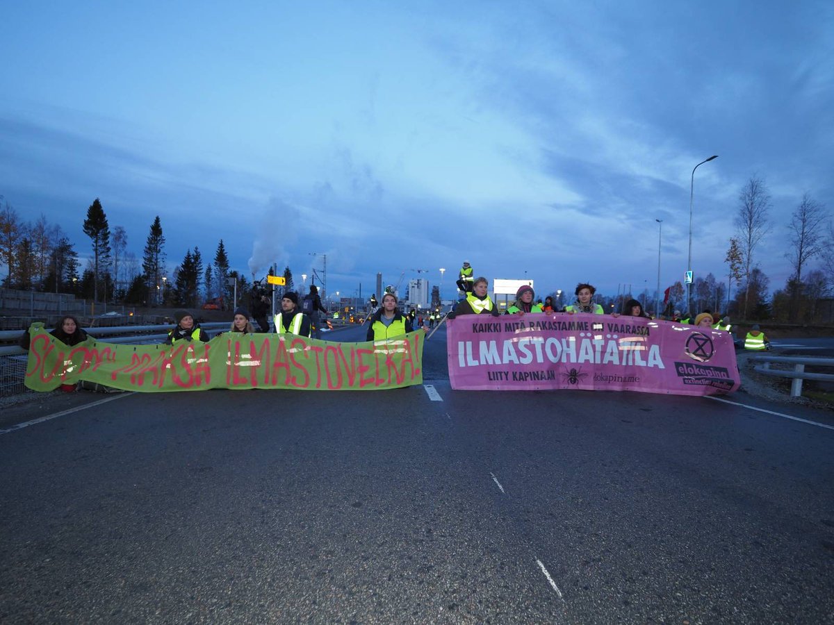 elokapina's tweet photo. Huomenta Kemistä!

Olemme aloittaneet protestin Kemin Sahasaarentiellä @MetsaGroup tehtaan rakennustyömaan portilla.

Vaadimme Metsä Groupia ja muita metsäjättejä rajoittamaan metsähakkuita ja supistamaan puunkäyttöään, kunnes 30% metsistä ja kaikki luonnonmetsät on suojeltu. https://t.co/ohr488ESi8