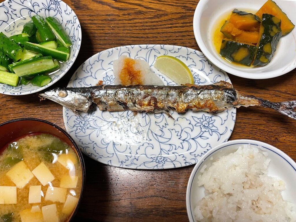 monmon1954's tweet photo. 今年の秋刀魚、針金のように細い！#秋刀魚 https://t.co/QiH9dLLWGv