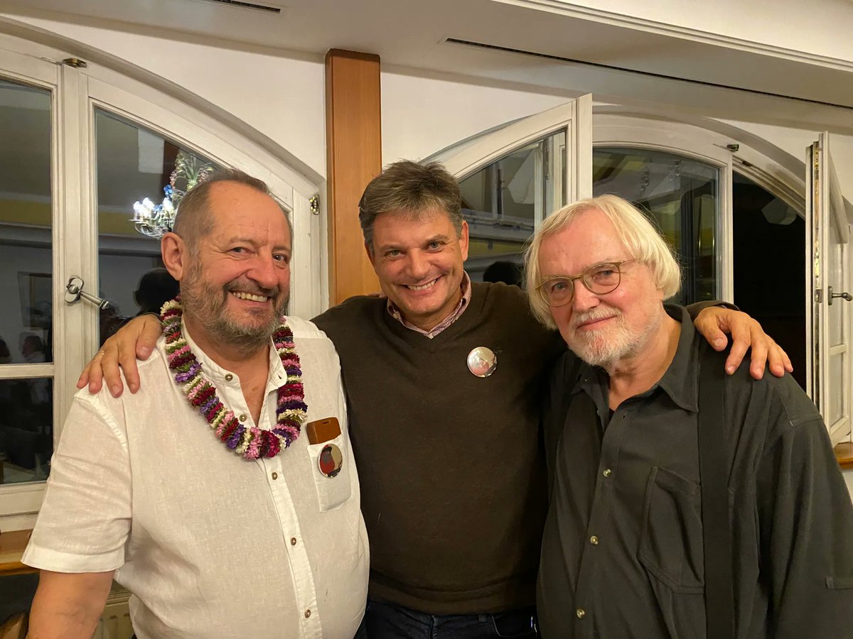 Hornegger's tweet image. #FAUKnowledgeToGo: #FAU pioneered #AI. #FAU had the first automatic dialogue system in the public phone net. #FAUprof Elmar Nöth (left) and Anton Batliner (right) pioneered prosodic speech recognition. Elmar pioneered pathologic #SpeechRecognition. @uniFAU buff.ly/3rHh9SA