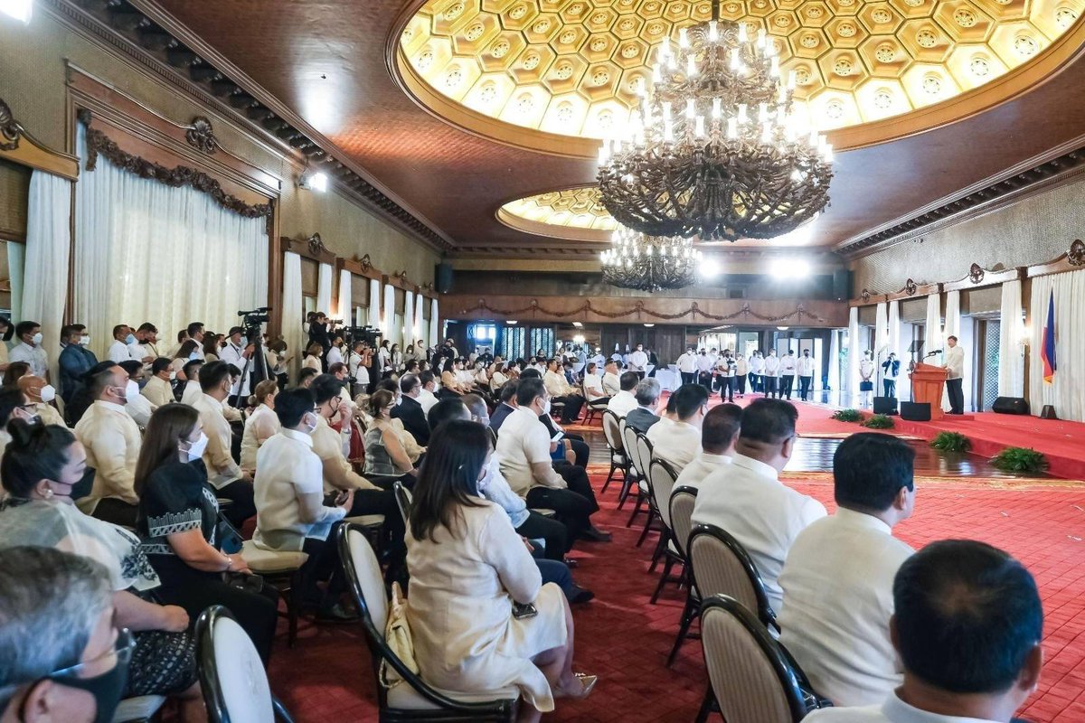 pcogovph's tweet photo. Sa nasabing batas, ang lahat ng bibili at gumagamit ng SIM card ay hihingian ng patunay ng kanilang pagkakalinlan. Ang mga public telecommunications entities (PTEs) naman ay aatasang magsumite ng listahan ng kanilang mga awtorisadong ahente. (1/3) https://t.co/2SxKQhI8Bv