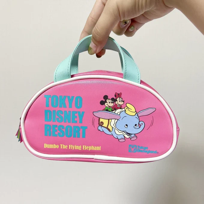【一目惚れ】このデザインは反則…!ディズニーランドの「レトロ風おみやげ」がめちゃくちゃ可愛いんだけど!  ディズニーランドで見つけた「ペンケース」がレトロかわいいんですボストンバッグ型で、ころんとしたデザイン。アメカジっぽくていいわ〜〜好きだわ〜〜〜!! 