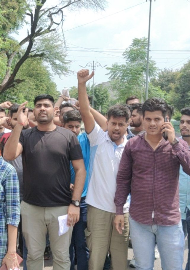 deepak_chahal_w's tweet photo. भाई अनिल का वक्तितव और इनकी मीठी वाणी ने पूरे हरियाणा के युवाओं का दिल जीत सबको प्रभावित किया है। उन्होंने हमारी भर्ती के लिए निस्वार्थ भाव से काम किया है उसके लिए हम सब आपके ऋणी रहेंगे।हरियाणा पुलिस वॉरियर्स ग्रुप की तरफ से आपको जन्मदिवस की ढेरों शुभकामनाएं।🎂
@DrAnilMajra ✌️🤘 https://t.co/Clmf1fKxHV