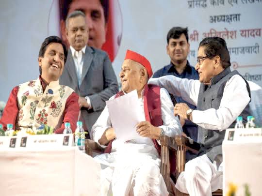 DrKumarVishwas's tweet photo. ज़मीन-जनता की समझ और मिट्टी से अपना अस्तित्व गढ़ने की शिद्दत वाला एक युग समाप्त हुआ।लोहिया जी की पाठशाला के सबसे मेधावी-सफल विद्यार्थी ने विराम लिया।आप उनके राजनैतिक निर्णयों से सहमत-असहमत हो सकते हैं किंतु हम यूपी वालों के लिए नेताजी व्यक्ति नहीं इमोशन थे।अंतिम प्रणाम नेताजी🇮🇳🙏 https://t.co/tt0kSw09Ck