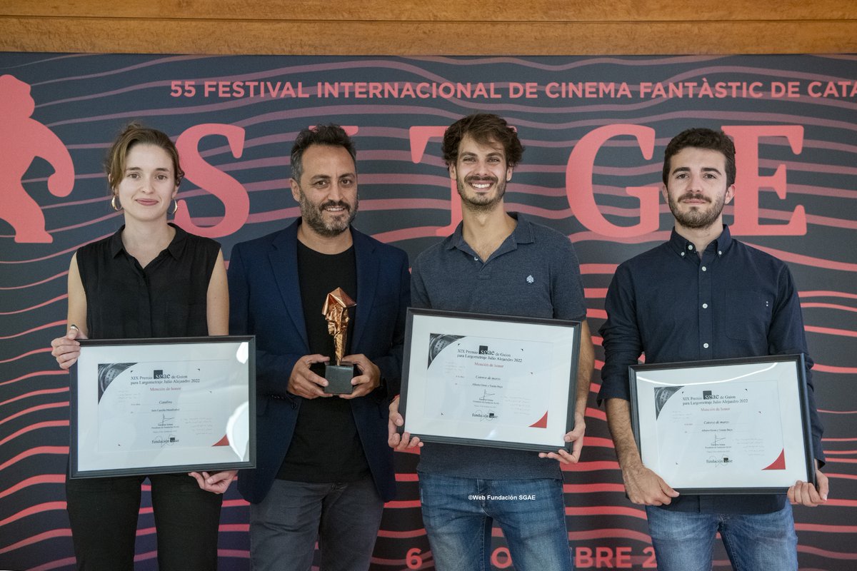 SgaeAudiovisual's tweet photo. XIX Premio SGAE de Guion para largometraje #JulioAlejandro concedido por la @fundacionsgae en el @sitgesfestival👇
🥇Ganador: Una mujer en el bosque/ @cesarsodero, 
🥈Mención especial del jurado: Catalina/ #InésCamiña y Catorce de marzo/ #AlbertoGross y #TomàsBayo 
¡Felicidades! https://t.co/ws9dqUpeZA