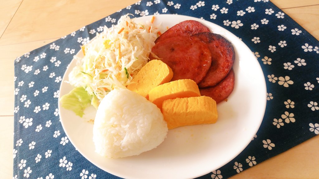 こんな時間に朝飯なんだよ‼️ ハムとか玉子焼いたんだよ‼️ おにぎり自分で握ったんだよ‼️