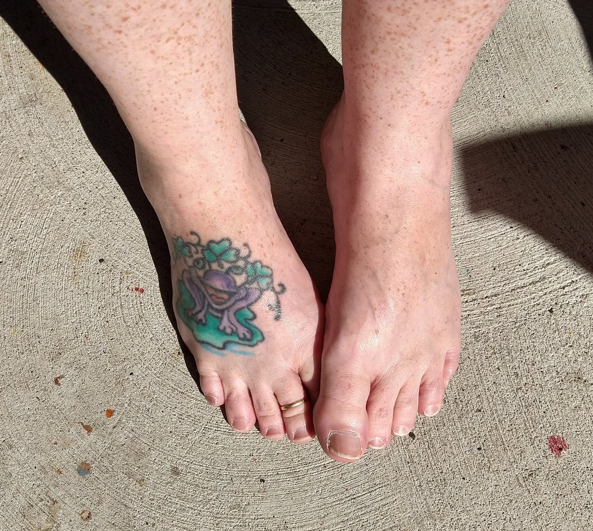froggyfreckled's tweet photo. Soaking up the sunshine - --
For 5 minutes before I turn lobster red. https://t.co/VKJtvZZA5W