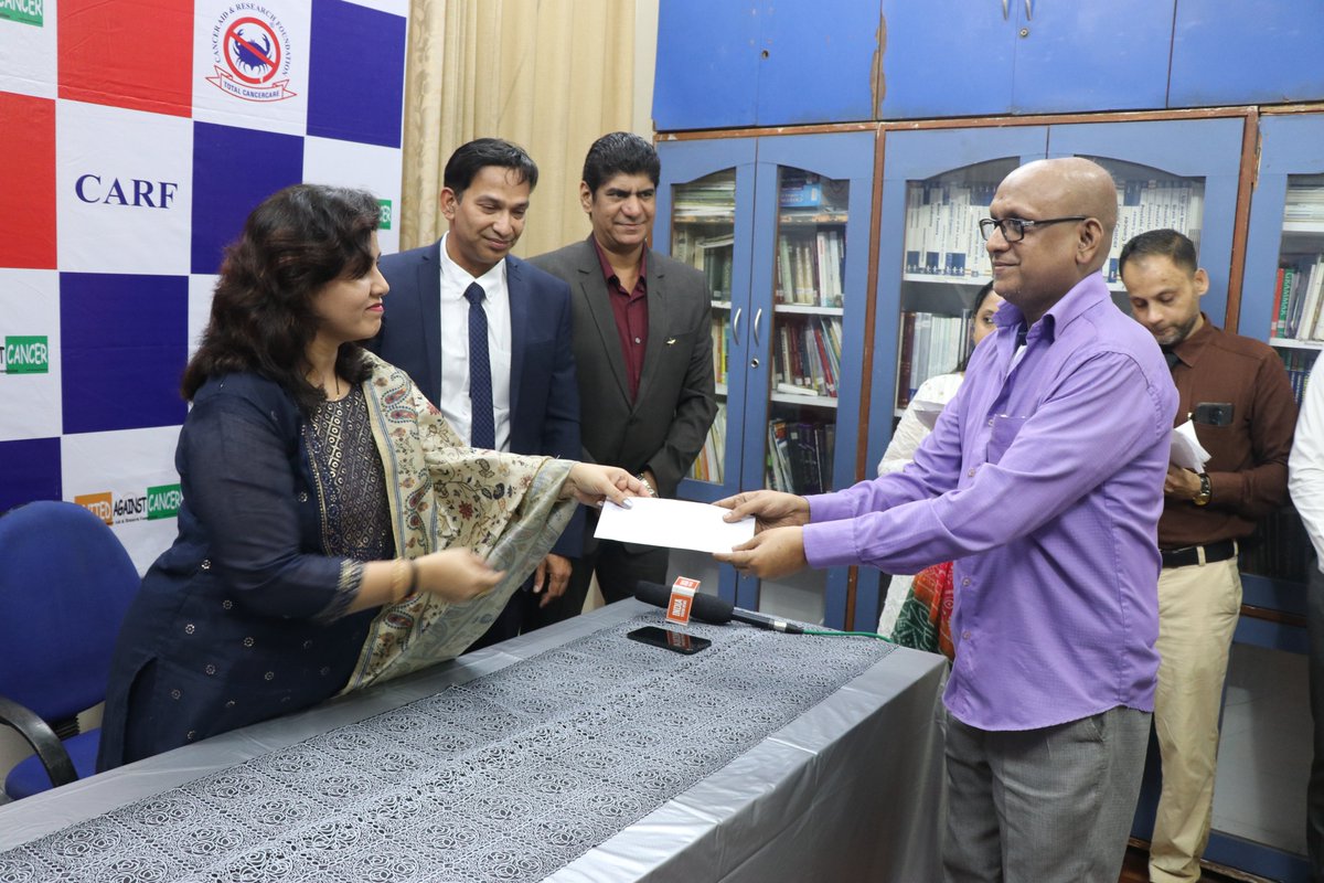 CARF3's tweet image. Ration Kit distribution by the hands of our Chairman, Mr. Shamshi Mulla and Cheque distribution to Cancer patients by the hands of our CEO Mrs. Savita Nathani
4/5
#Canceraid #Chequedistribution #Rationkitdistribution #charityevent #UnitedAgainstCancer