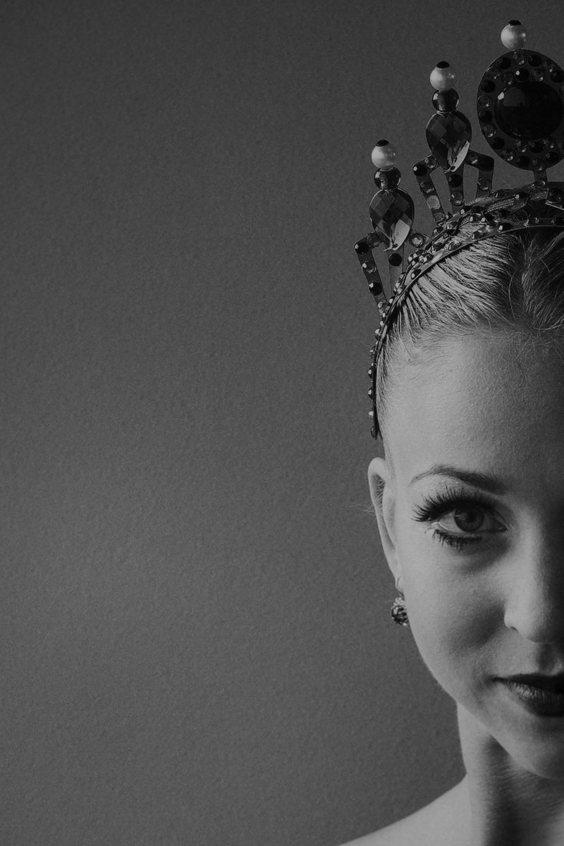 Kā gan ļaunais var būt tik līdzīgs labajam? - savā fotogrāfiju sērijā “Melnbaltais gulbils” izstādē “Mēģinājums” jautājumu uzdod laikmetīgās fotogrāfijas mākslas pārstāve Iveta Gabaliņa.
#meginajums #maksla #foto #laikmetigaisfoto #izstade #balets