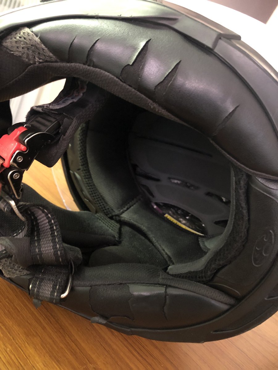 MNzT2ekvJ17AYpS's tweet image. 勢いで買ったカムイ2のチークパッド交換してみた。ボロボロのチークパッドよ今までありがとう。新品チークパッドは厚みも戻ってヘルメットがリフレッシュしました。もうしばらくよろしくカムイ2😄
#ogk 
#kamui2