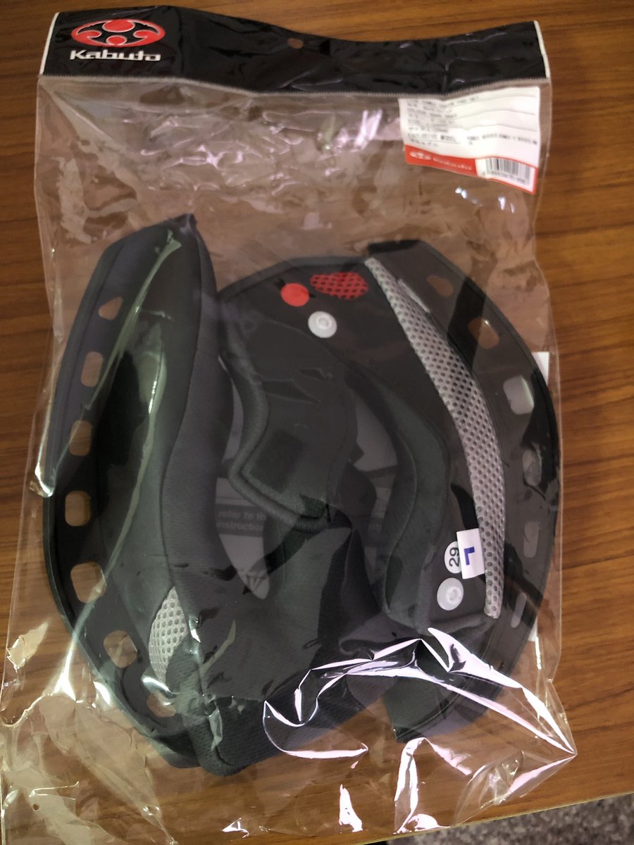MNzT2ekvJ17AYpS's tweet image. 勢いで買ったカムイ2のチークパッド交換してみた。ボロボロのチークパッドよ今までありがとう。新品チークパッドは厚みも戻ってヘルメットがリフレッシュしました。もうしばらくよろしくカムイ2😄
#ogk 
#kamui2